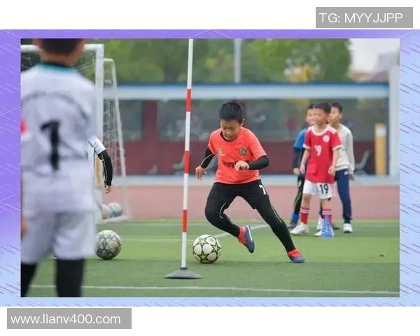 从小球场到世界舞台足球明星们的成长故事与梦想追逐